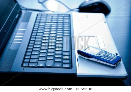 Blue Toned immagine del Notebook e cellulare