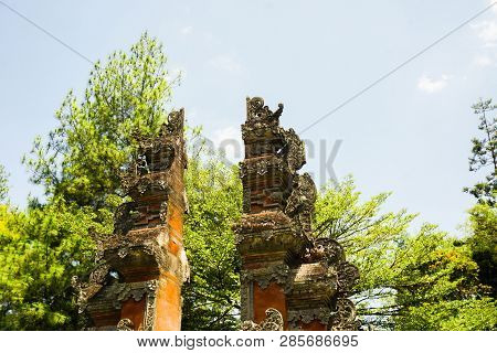 Traditional Bali Gate Style With Sunlight On Summer And Green Tree Background - Photo Indonesia