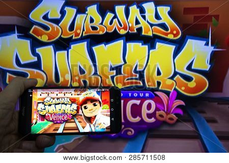 Los Angeles, California, Usa - 21 February 2019: Hands Holding A Smartphone With Subway Surfers Game