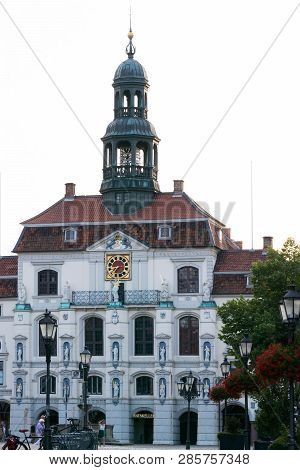 LÜneburg, Niedersachsen, Germany - Juli 27, 2018:
Vintage Street Lamp Lantern With Flowerbed. Histor