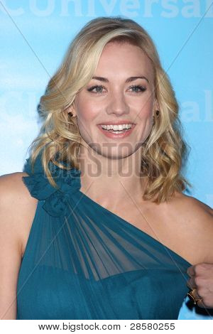 LOS ANGELES - 6 gennaio: Yvonne Strahovski arriva al NBC Universal All-Star Winter TCA Party al Th