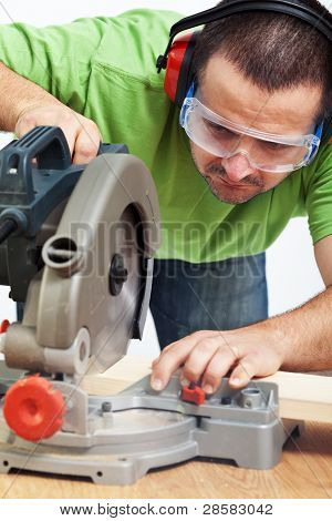 ช่างไม้หรือตัวเชื่อมในการทำงานกับเครื่องมือไฟฟ้า