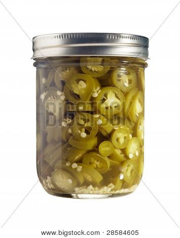 Tranchés Jalapenos (Capsicum Annuum) dans un bocal de verre isolé sur fond blanc