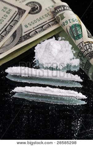 Cocaína drogas montón naturaleza muerta en un espejo con billetes de 100 dólares enrollado, cerrar vista
