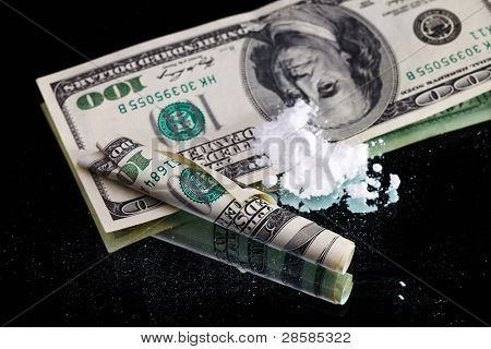 Cocaína drogas montón naturaleza muerta en un espejo con billetes de 100 dólares enrollado, cerrar vista