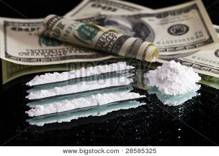 Cocaína drogas montón naturaleza muerta en un espejo con billetes de 100 dólares enrollado, cerrar vista