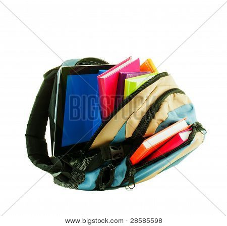 Sac à dos avec livres colorés et Tablet Pc contre Backgro blanc