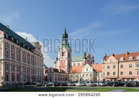 Poznan, Greater Poland / Poland - 2016: Collegiate Square With The Town Hall Building And Church In 