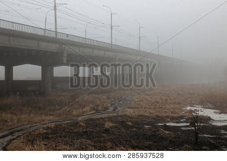 Misty Bridge.after The Time Has Elapsed, The Density Of Fog Under The Bridge Is Gradually Diluted An