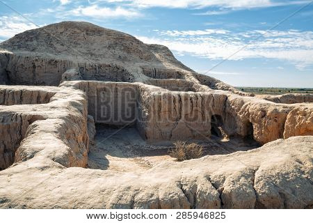 Walls Of Ancient Settlement Toprak-kala (toprak Qala) In Kyzylkum Desert, Karakalpakstan, Uzbekistan