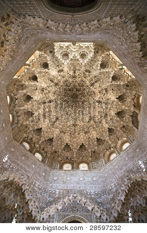 Voštinové detail stropu v sále Abencerrages, Nasrid palác, Alhambra, Španělsko