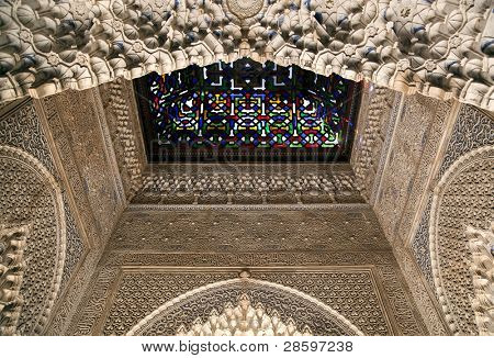 Detail stropu vitráže v Nasrid paláci Alhambra, Španělsko