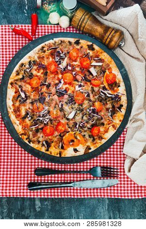 Pizza Mozzarella, Ham chiffonade and Sliced ??Mushrooms