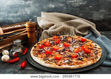 Pizza Mozzarella, Ham chiffonade and Sliced ??Mushrooms