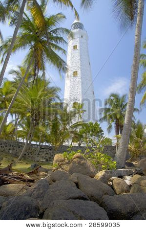 Bellissimo faro bianco Dondra Head, il capo sud dello Sri Lanka. Il faro è anche un hig