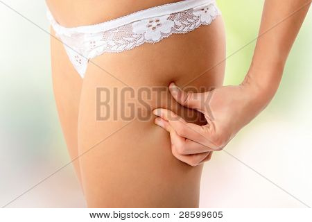 Frau Cellulite in die Hüften anzeigen