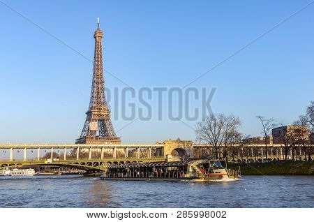 Paris, France - January 14, 2018: Sunset Over Bir-hakeim Bridge With Boat In Foreground And Eiffel T