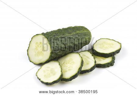 Pepino aislado sobre fondo blanco