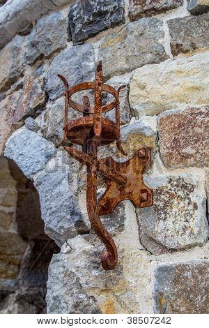 Steinmauer und candelabr