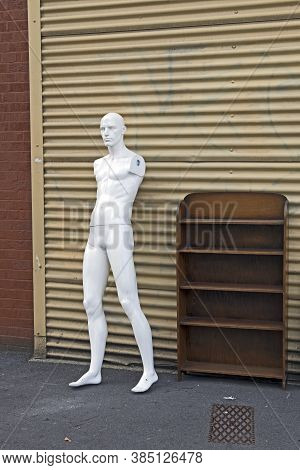Bristol, Uk - August 17, 2017: An Armless Shop Dummy Stands Outside A Secondhand Shop In The Stokes 