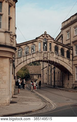 Oxford, Uk - August 04, 2020: Group Of Tourist By The Bridge Of Sighs, A Skyway Joining Two Parts Of