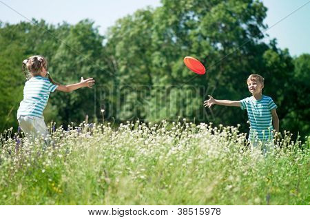 Crianças jogando frisbee