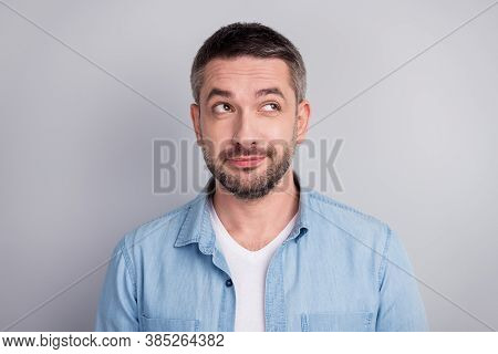 Close-up Portrait Of His He Nice Attractive Creative Dreamy Doubtful Cheery Guy Worker Executive Man