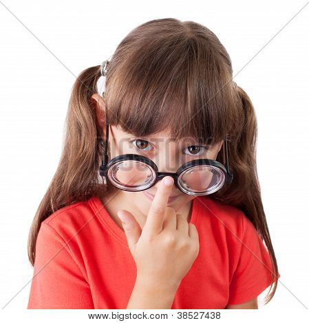 MÃ¤dchen korrigiert Brille auf der Nase