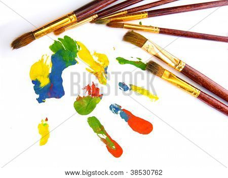 สีมือพิมพ์ ด้วยแปรง แยกต่างหากบนพื้นสีขาว