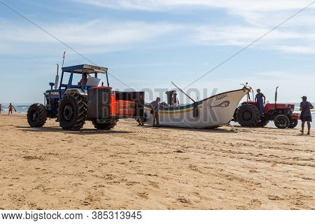 Costa Da Caparica, Portugal - September 10, 2020: An Artel Of Fishermen Trawls Fish From The Tourist