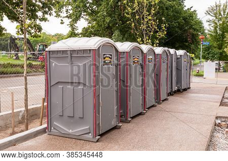 Pittsburgh, Pennsylvania, Usa 9/12/20 A Line Of  Porta Johns Owned By Pittsburgh Potty At A Construc