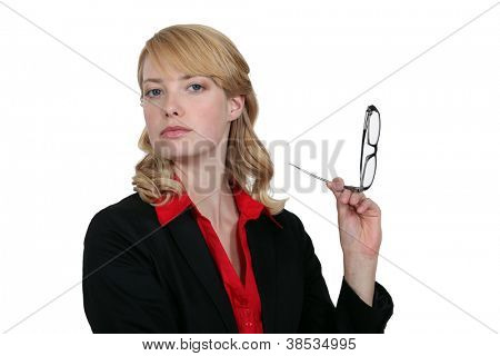 femme d'affaires blonde tête haute vers le haut avec des lunettes