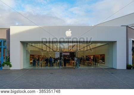 Apple Retail Store Selling Iphones, Ipads And More In Sleekly Designed Spaces. Located In Westfield 