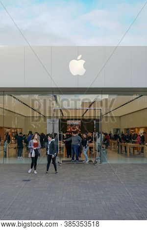 Apple Retail Store Selling Iphones, Ipads And More In Sleekly Designed Spaces. Located In Westfield 