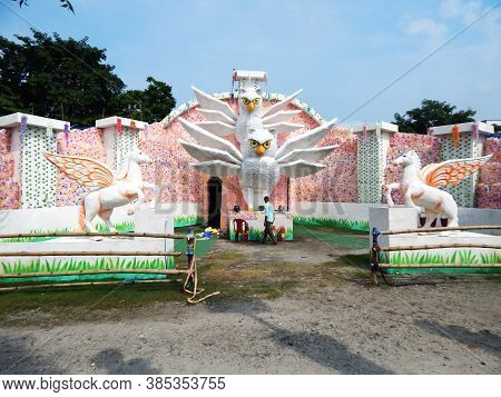 Siliguri, West Bengal, India.  25/09/2017 ,  Durga Puja Pandel Decoration Image, Two Owls And Two Ho