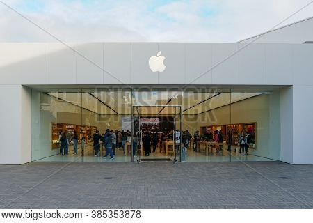 Apple Retail Store Selling Iphones, Ipads And More In Sleekly Designed Spaces. Located In Westfield 