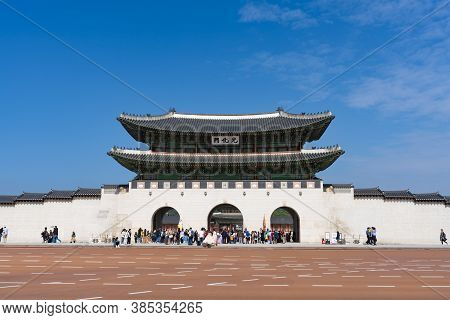 Seoul, South Koera - Oct 24, 2019: Tourists Visiting Gwanghwamun Gate At Gyeongbokgung Palace In Seo