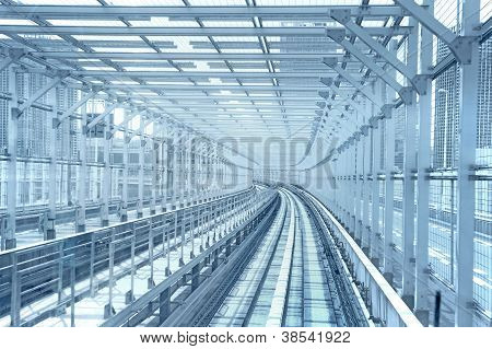 Tokyo Monorail transport System linii metalowe tunelu. Niebieski stonowanych.