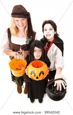 Tre bambini in costumi Halloween, Dolcetto o scherzetto.  Corpo intero isolato su bianco.