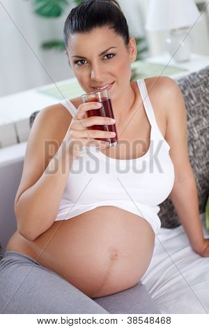 sorridente gravidanza bere succo di more sano, buono per l'anemia