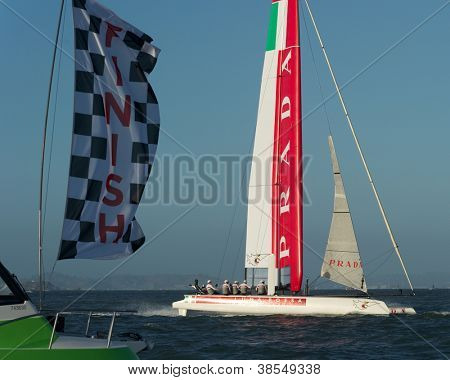 ซานฟรานซิสโก CA - 4 ตุลาคม: Swordfish สซ่า Luna skippered โดย Paul แคมป์-James ข้ามฟิน