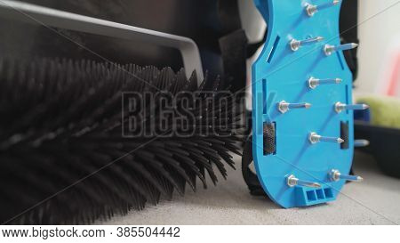 Walking Shoes With Needle Roller And Wet Screed. Needle Roller For Self-leveling Floor. Concrete Flo