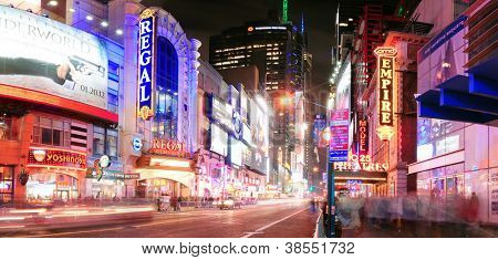 นิวยอร์กซิตี้ NY - 12 dec:42 ถนนจราจรและโฆษณาเมื่อ 12 ธันวาคม 2011 ในยอใหม่