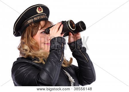 ソ連海軍の艦隊の peakless キャップと革のジャケットを着て美しい女性を双眼鏡で見える