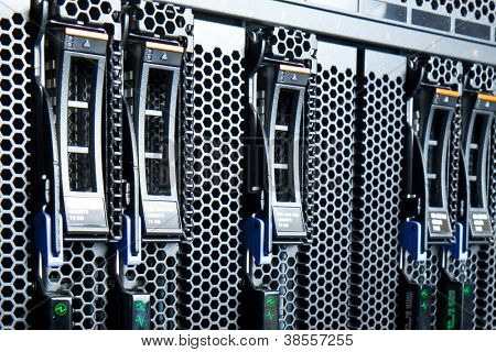 detalj av datacenter med hårddiskar