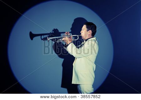 Retrato de um músico tocando a trombeta no estúdio.