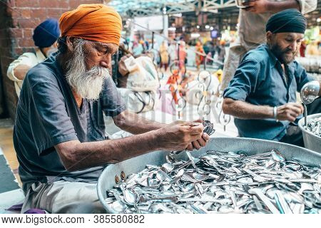 Amritsar, India - August 15, 2016: Sikh Volunteers In Golden Temple Free Canteen. This Is The Bigges