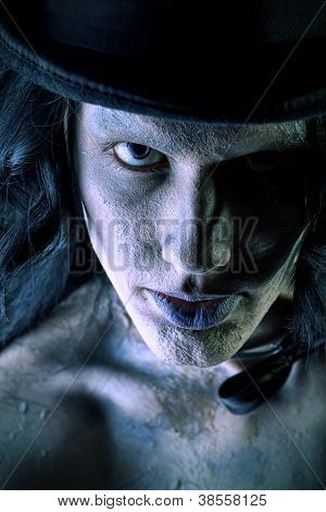 Close-up portrait d'un vampire sombre debout à l'arrière-plan de nuit. Halloween.