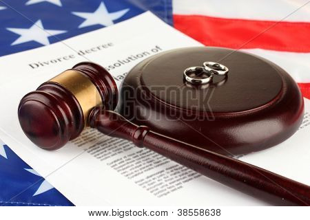 Decreto di divorzio e martelletto in legno sullo sfondo della bandiera americana