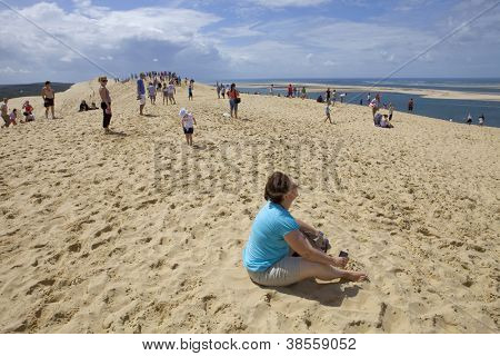 PYLA SUR MER, FRANCE - 8 août : Les gens visite de la célèbre dune du Pyla, la plus haute dune de sable d'E